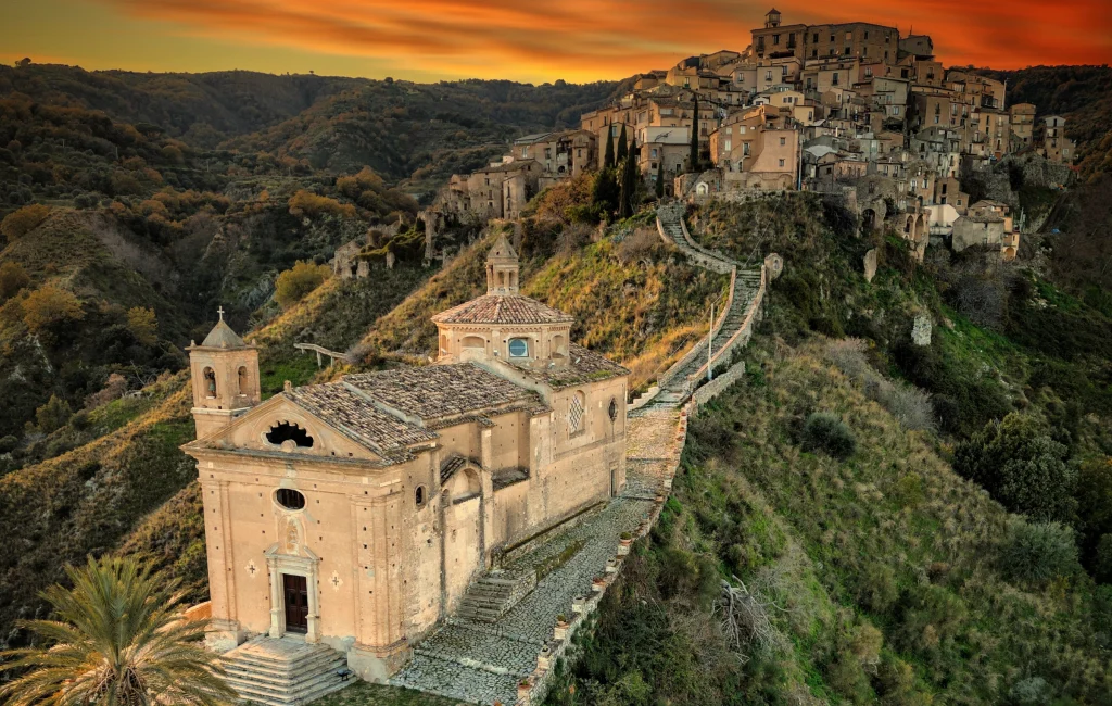 Chiesa dell’Immacolata di Badolato con il borgo sullo sfondo al tramonto