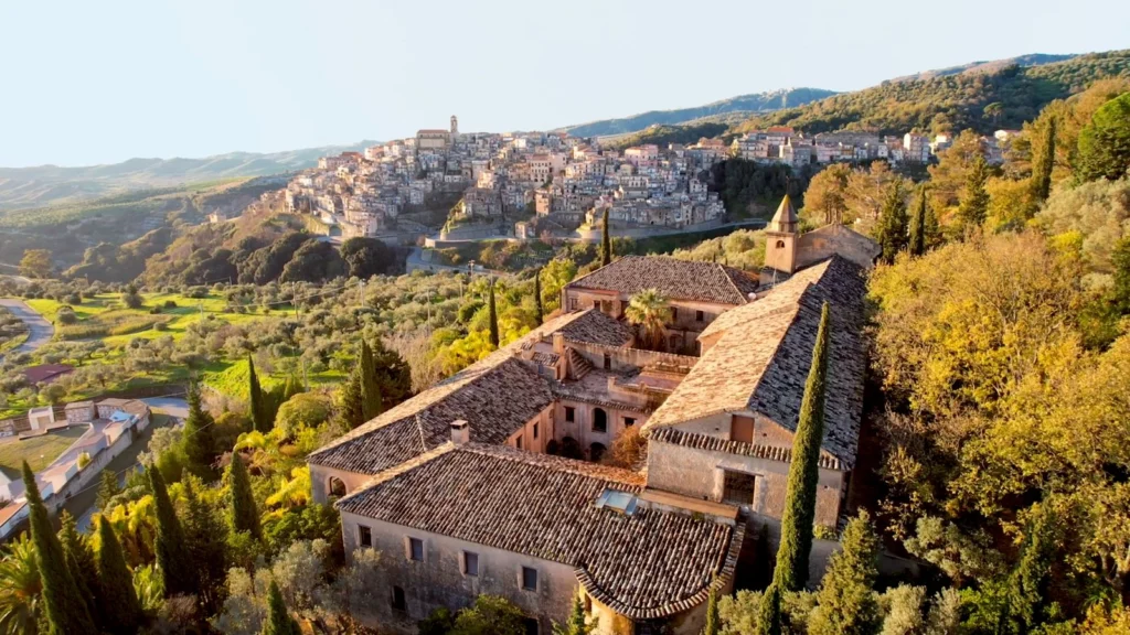 Convento di Santa Maria degli Angeli con il borgo di Badolato sullo sfondo