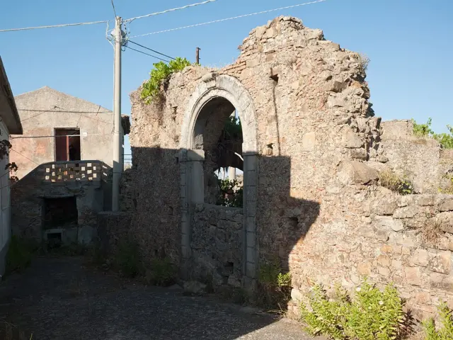 Ruderi nel borgo di Ferruzzano Antico